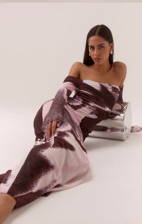 SOVERE AFTERLIGHT OFF SHOULDER DRESS RAISIN